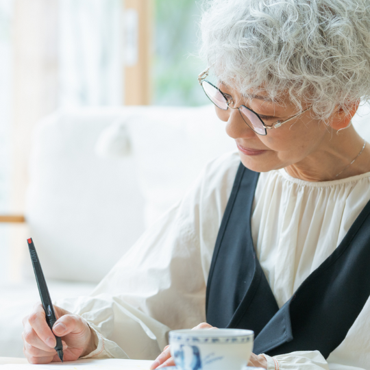 73_9282_31Jan2023131925_Senior woman writing 540px.png
